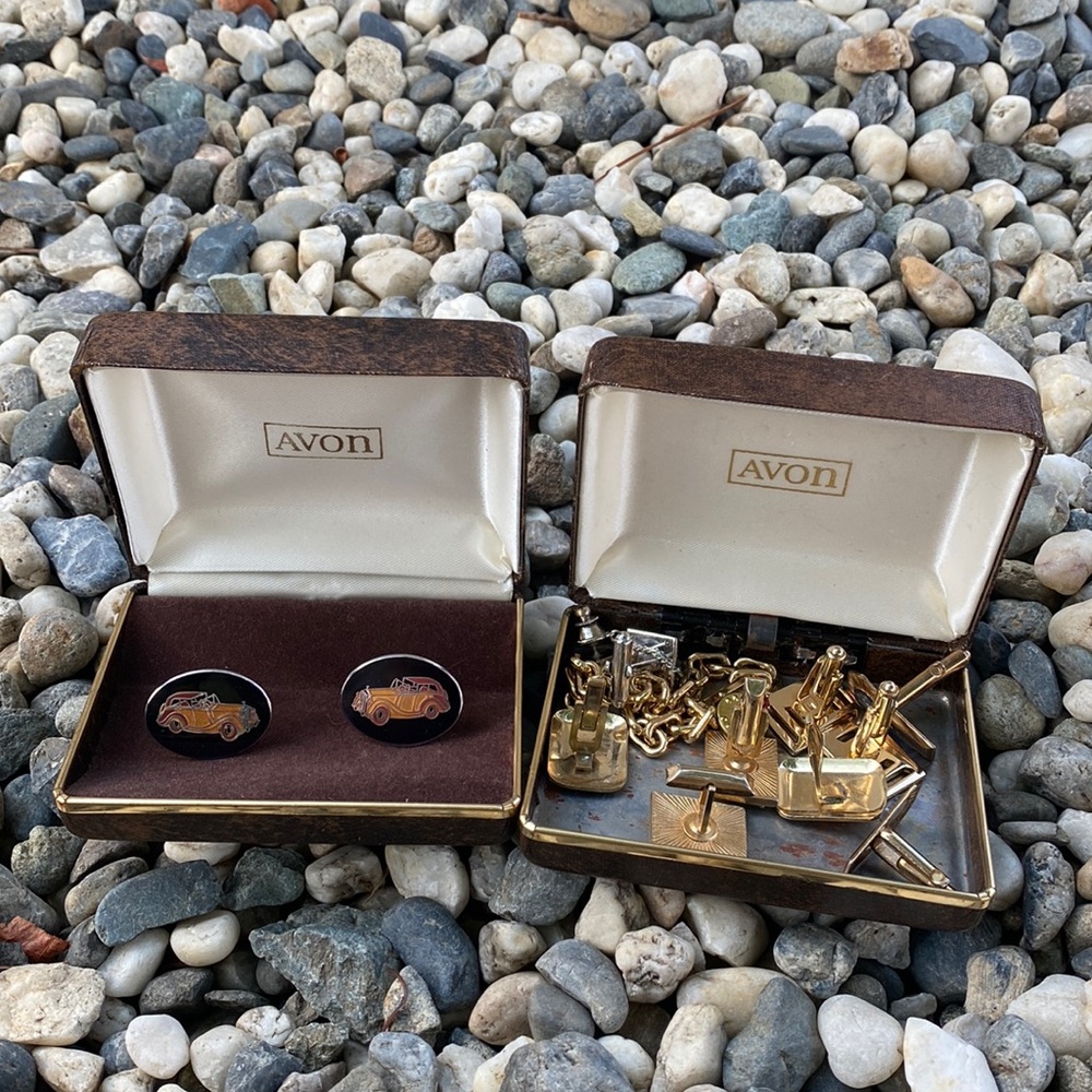 Avon 5 Pairs of Cufflinks, 1 Single Cufflink, 2 Pins & a Wrist Chain